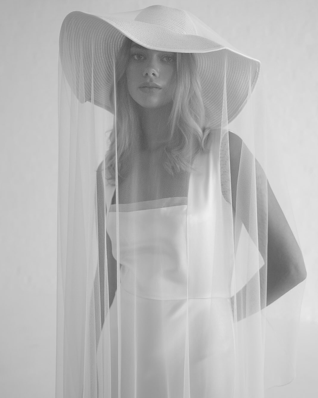 Elegant new bridalwear shoot for @katebeaumont , shot by @holliemiacornish & @thegracces 👰‍♀️🌸

@biancazaramakeup 
@industrymodels 

#fivefourstudios