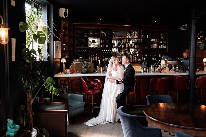 The happiest of anniversaries for Liz & Phil! ✨

Congratulations on two years @lizsheard_ & @phillreeves_ 💗

photography @leegar.land
coordination @floveevents
florals @smokebushfloral
catering @Garni.events

#fivefourstudios