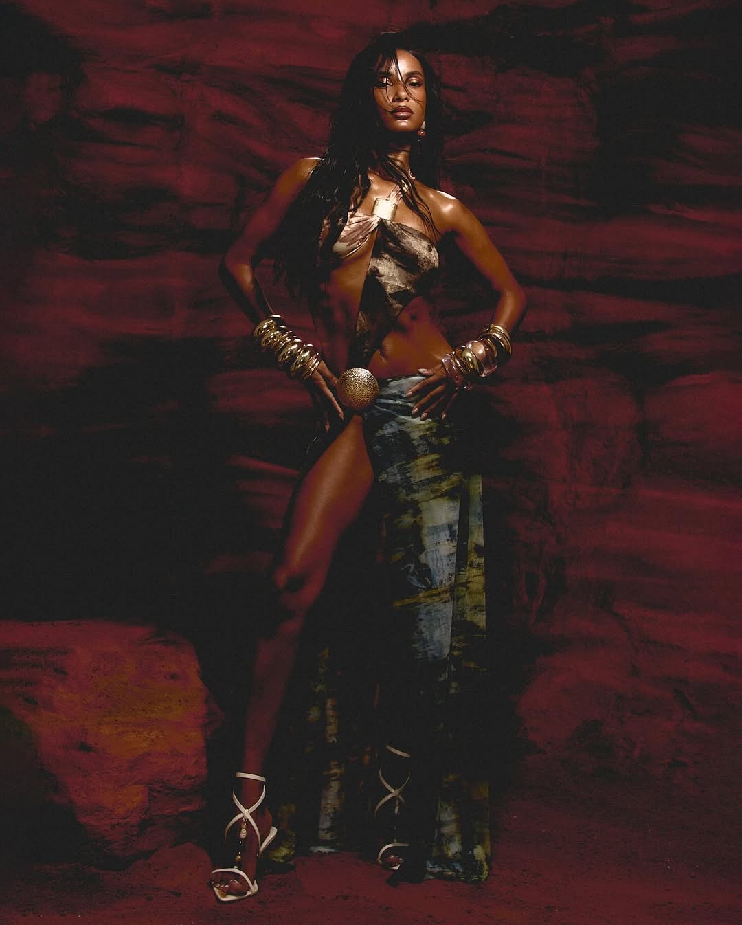 ‘Desert Haze’ by @beautybay , shot by @connermurrayphotography in Studio One ❤️‍🔥

@jenspenceproduction 
@eleanorechetcuti 
@b_rad_roo 
@mingsavannah 
@rebeccatessler 
@propitcreative 
@phearex 
@miloszhairstylist 

#fivefourstudios