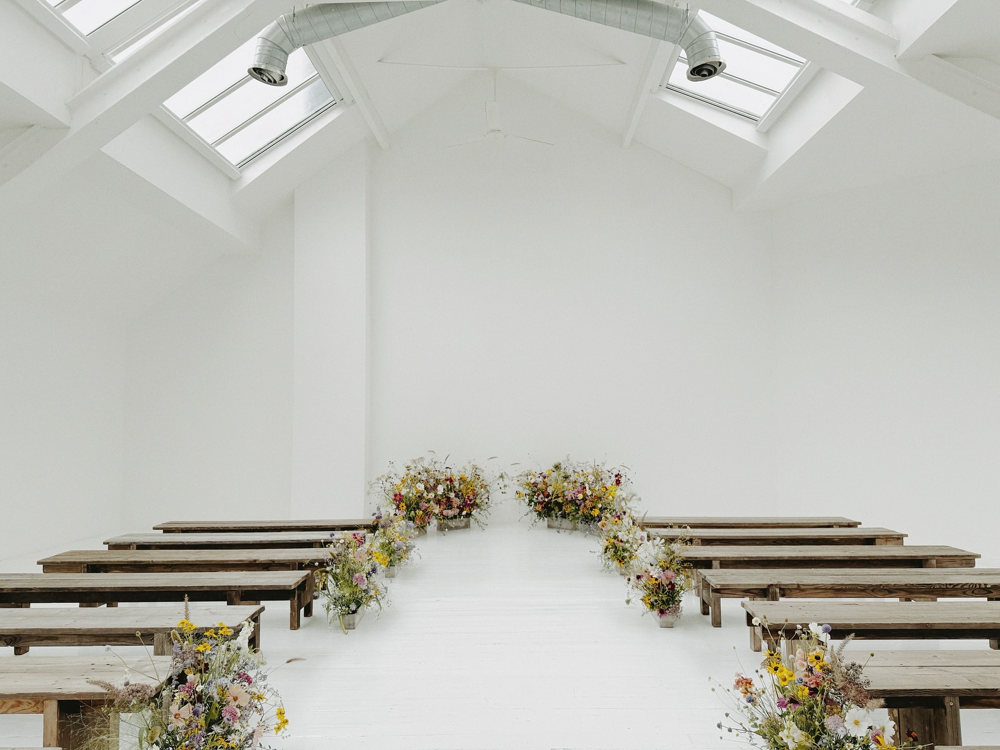 A beautifully minimalist ceremony for Cat & Paul, with floral arrangements by @smokebushfloral 💐

@cdotmoran 
@paul__moran 
@chairmanhireuk 

#fivefourstudios