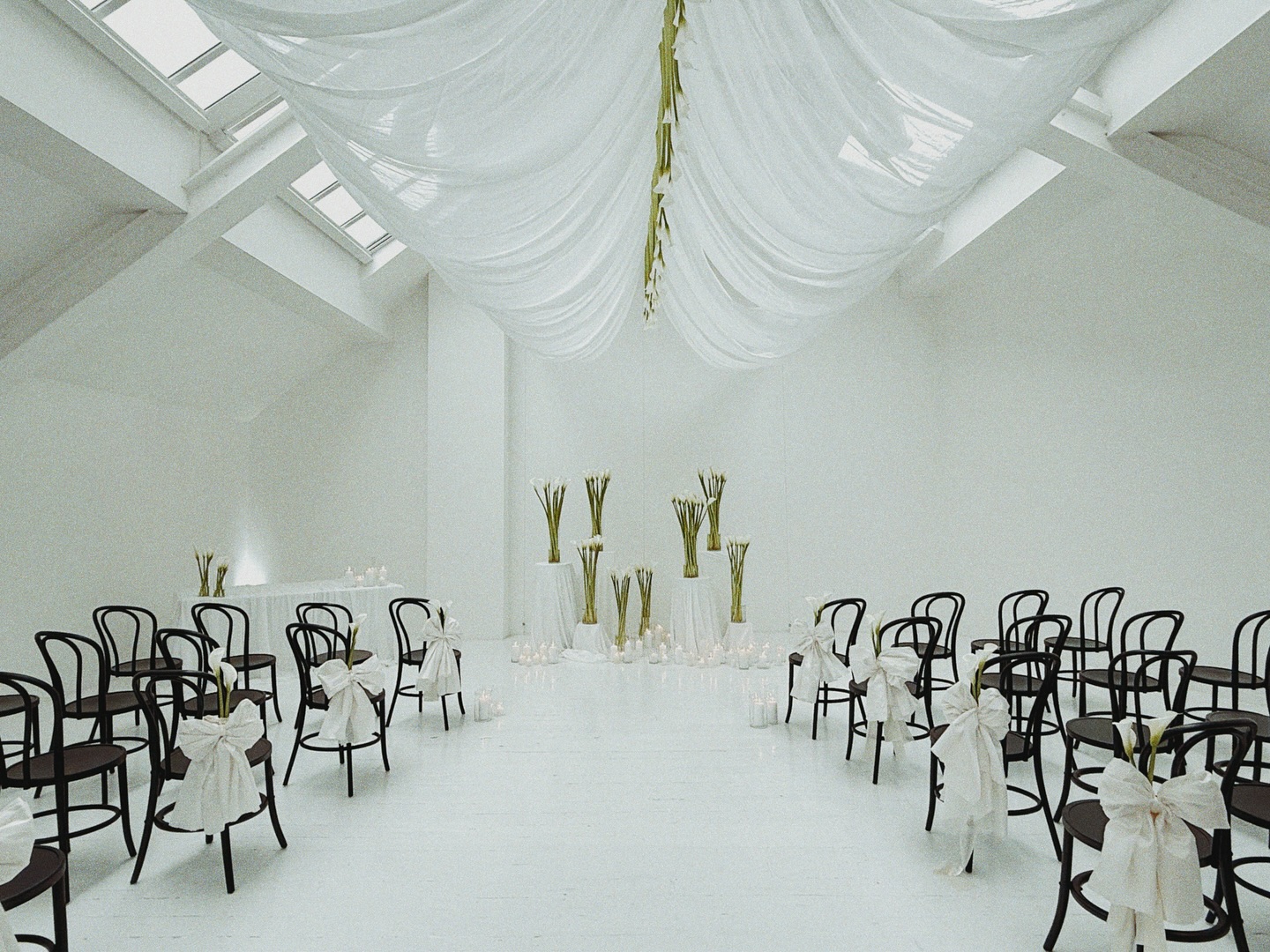 Loft dreaminess 🌱 …

florals by @flower_lounge 
fabrics by @t.inkstyleandstationery 
styling by @floveevents 
furniture by @optionsgreathire 

#fivefourstudios