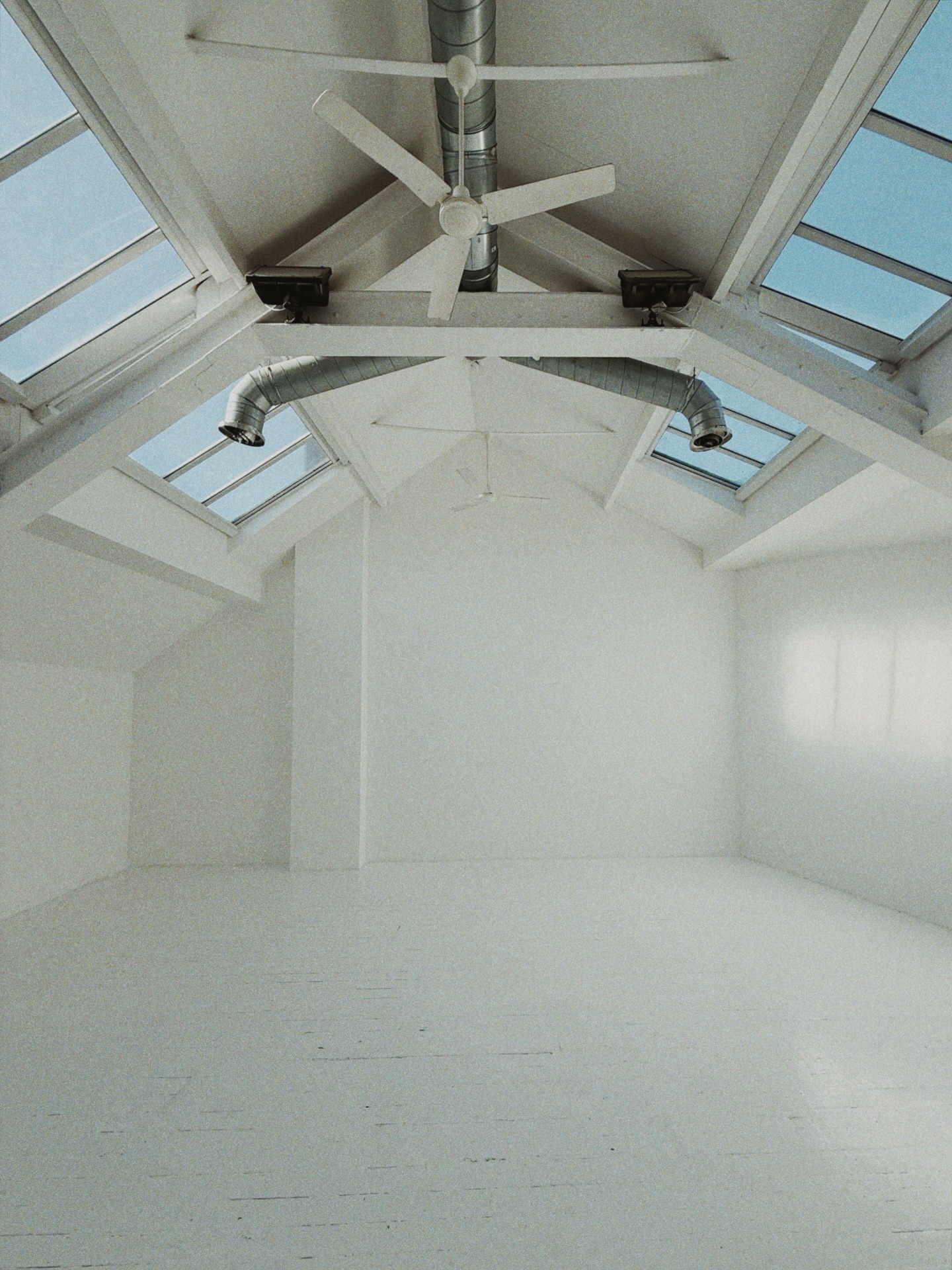 Dreaming of sunnier days 🌞

The Loft looking glorious in the summer sun, available for photography / film, events & weddings!

Please reach out to the team on info@fivefourstudio.mom for more information.

#fivefourstudios